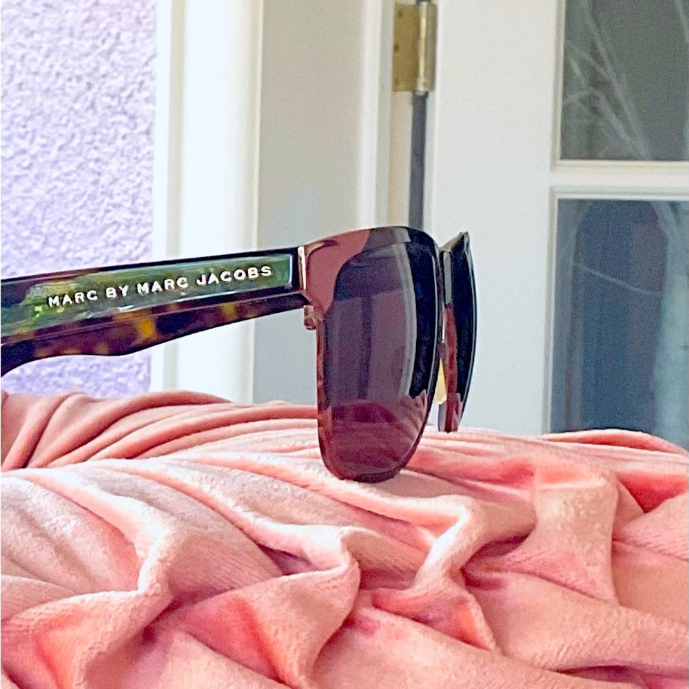 MARK BY MARK CAT-EYE TWO-TONE SUNGLASSES